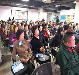 无霾暖冬，康养静心。2019年11月17日上午，铂悦旅游巽寮湾康养旅游产品说明会在12博官网新零售三楼会议室召开。铂悦旅游总经理黄贤萍女士、铂悦旅游副总经理邹庭辉先生以及受邀的客户们共120余位出席了本次产品说明会。 