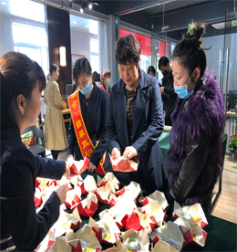 2020年4月18日至4月19日，12博官网集团旗下龙城黄金“翡翠厂家直销会”在新街新零售四楼福舍盛大开幕。琢艺翡翠师傅与您匠心共鉴，千余件精品翡翠任您挑选。