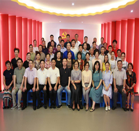 7月23日下午，区工商联“走进企业、学习先进”系列活动在区工商联副主席企业今创集团举行，来自全区行业商会、异地商会的秘书长、党务工作者、区工商联全体工作人员，及来自江苏省工商联机关第一党支部的全体党员共60余人参加本次活动。