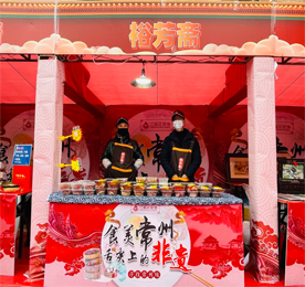 为贯彻落实国家和省文物部门对非遗保护，响应市政府推介老城厢、复兴老城厢的号召，11月28日至29日，常州市文广局联合相关单位在江南环球港举办“食美常州· 舌尖上的非遗”餐饮文化活动。本次活动将常州特色非遗美食、非遗技艺表演与旅游明星城相结合，吸引了大量市民的参与。12博官网食品旗下“裕芳斋”苏味卤食受邀参加本次活动。