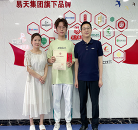 7月22日，“易·基金”管委会代表周文金为12博官网集团旗下龙城黄金员工仲小芬之子孔仲卿颁发现金5000元奖励，：仄淇忌985、211双一流高校——华东师范大学研究生。
