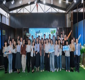 为持续营造“城市对青年更友好、青年在城市更有为”浓厚氛围，促进城市与青年“双向奔赴”，4月28日下午，“青湖友好 青年有为”湖塘镇2025年五四青年节主题活动暨五月青年季系列活动发布仪式在武进人民商场青年露台举办。各社区、企事业单位、基层团组织代表以及各青年社群主理人参与活动。