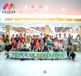 粽叶飘香迎端午，邻里齐聚话温情。5月21日下午，武进人民商场内一片欢声笑语，热闹非凡。来自花园、南街、何留、湾里、聚湖、府南、大二、蒋湾、长虹9个社区的60余名居民齐聚一堂，共同参与了由武进人民商场社区食堂主办的端午包粽子活动，湖塘镇民政科科长刘宇、副科长叶小玲出席活动，与居民一同感受端午节日的独特魅力与邻里间的深厚情谊。